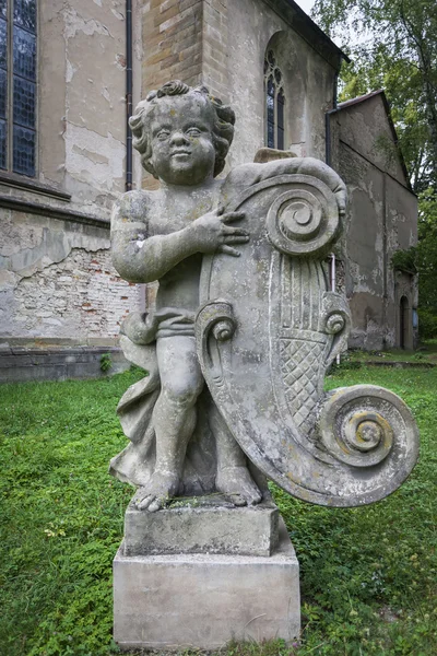 Eski kilisenin yanındaki parkta heykel — Stok fotoğraf