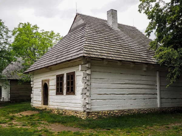 Starý dřevěný dům s bílou — Stock fotografie