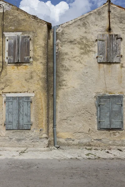 A fachada de um edifício antigo — Fotografia de Stock