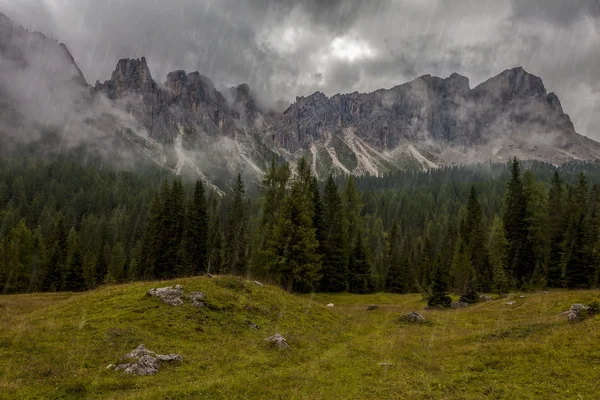 La vista sulle montagne - Dolomiti, Italia — Foto Stock
