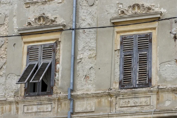 Facciata di una vecchia casa mediterranea — Foto Stock