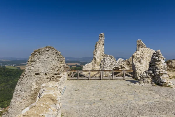 Fortaleza olvidada en las montañas — Foto de Stock