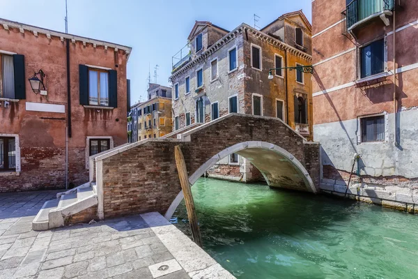 Ponte e canale a Venezia — Foto Stock