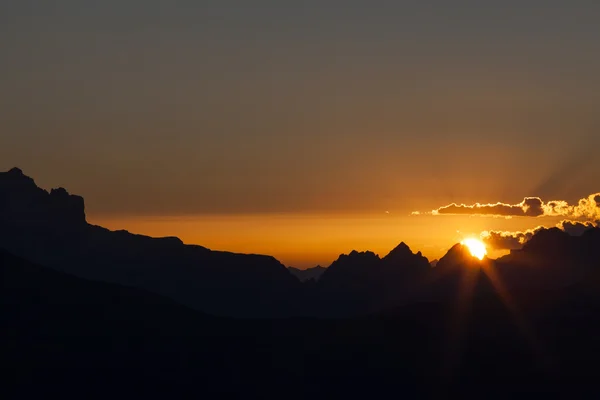 Paisagem de montanha com o pôr do sol — Fotografia de Stock