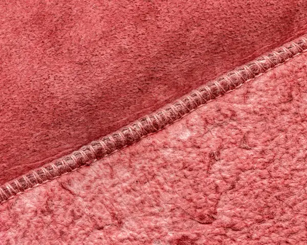Fragmento de lado errado vermelho de pele de carneiro closeup casaco — Fotografia de Stock