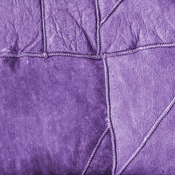 La textura del lado equivocado de una capa de piel pintada de violeta —  Fotos de Stock