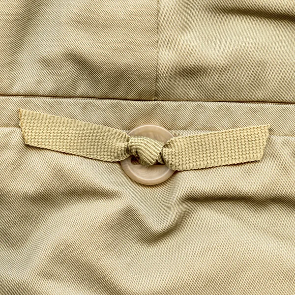 Фрагмент бежевых женских летних брюк, пуговица — стоковое фото