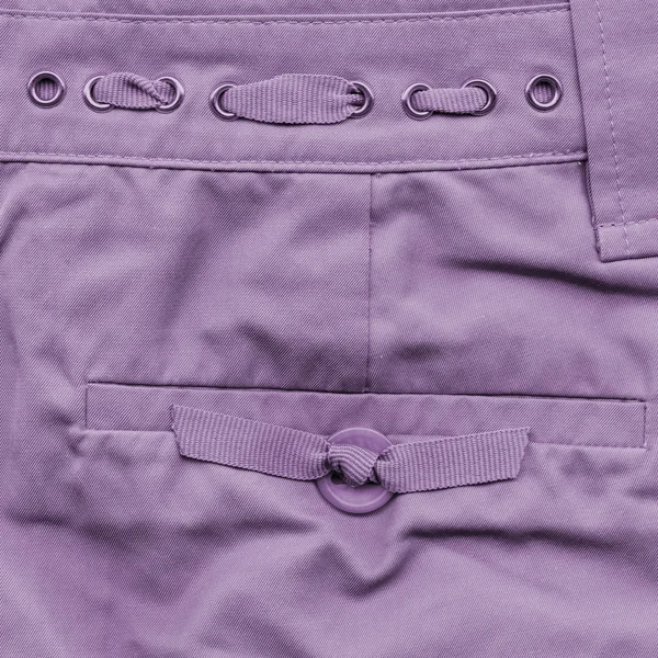 Fragment de pantalon d'été violet féminin — Photo