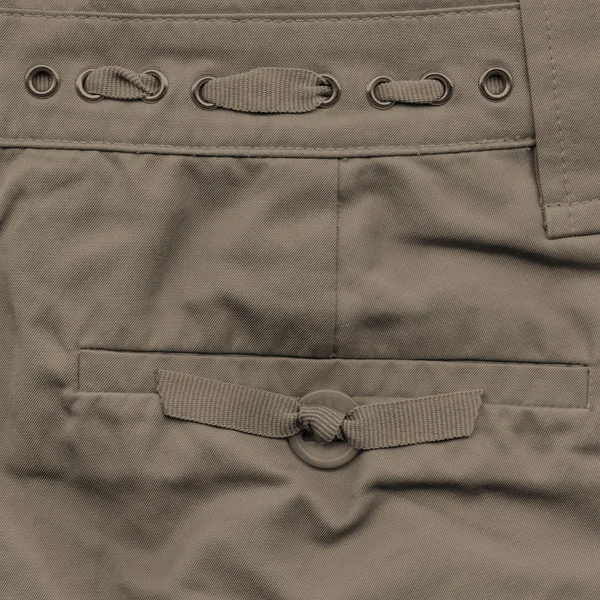 Фрагмент коричневых женских летних брюк — стоковое фото