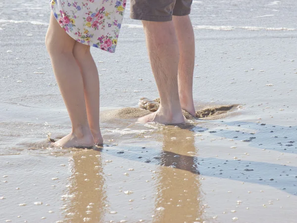 Femme et homme dans la ligne de surf — Photo