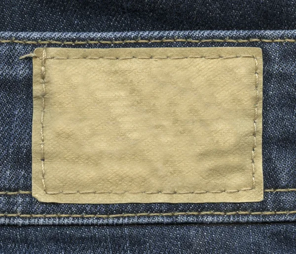 Beige Lederetikett auf Jeans — Stockfoto