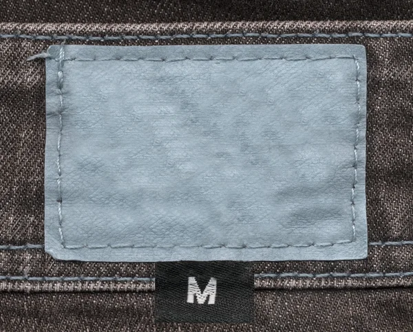 Etiqueta de cuero azul en jeans —  Fotos de Stock