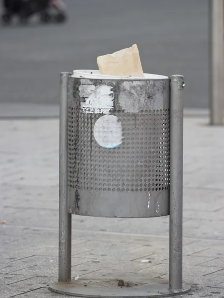 Vyřazení pouliční popelnici. — Stock fotografie