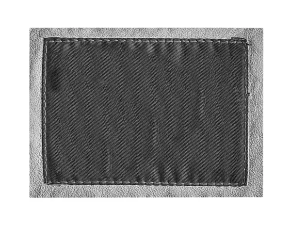 Текстильная этикетка с серой кожаной трубой — стоковое фото