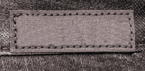 Étiquette en cuir sur jeans marron — Photo