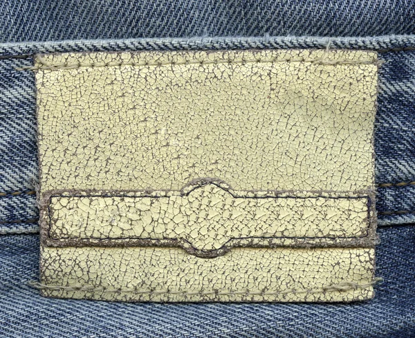 Чистая желтоватая кожаная этикетка на джинсах — стоковое фото