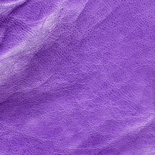 Violet verfrommeld leder texture. Nuttig voor achtergrond — Stockfoto