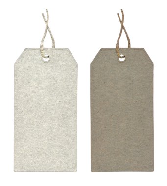 farklı renklerde izole iki boş karton etiket