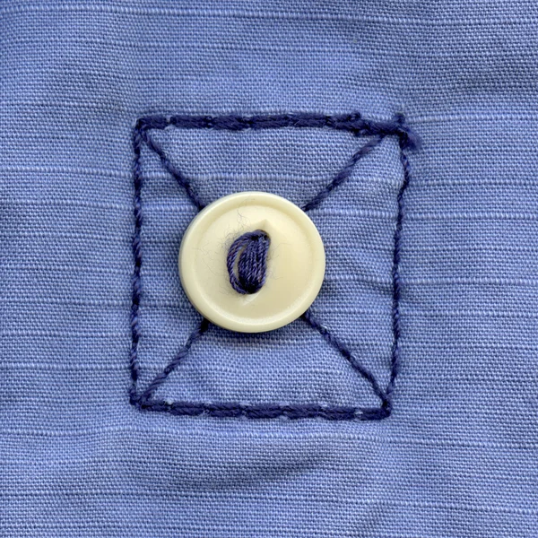 Текстура ткани, зашитая кнопка — стоковое фото