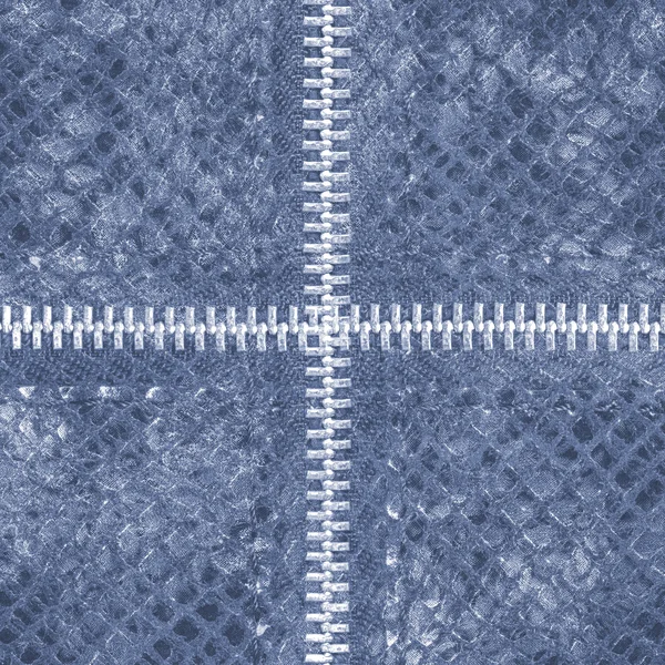 Azul artificial pele de cobra textura closeup, zíper — Fotografia de Stock