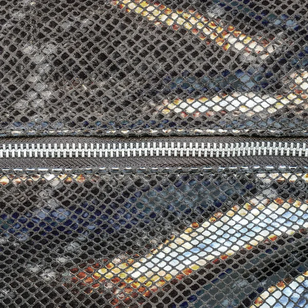 Schwarze künstliche Schlangenhaut Textur Nahaufnahme, Reißverschluss — Stockfoto