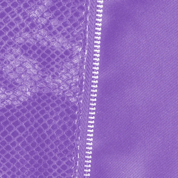 Фіолетова штучна текстура шкіри змії крупним планом, блискавка — стокове фото