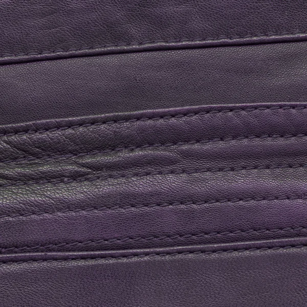 Tmavě fialové kožené pozadí, švy — Stock fotografie