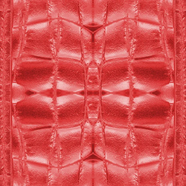 Fragment z tašky vyrobené z červené umělé hadí kůže — Stock fotografie