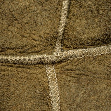 kahverengi deri doku dikişleri ile dekore edilmiştir.