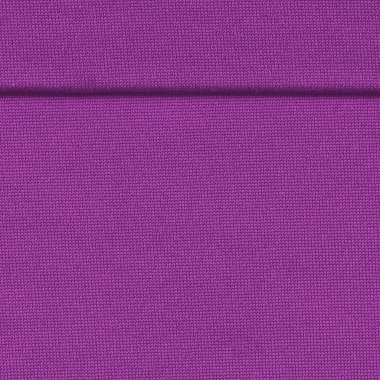 Mor kumaş doku dikiş ile dekore edilmiştir.