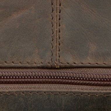 kahverengi deri arka plan fermuar ile dekore edilmiştir.