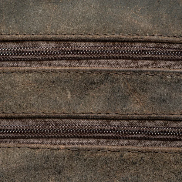 Fundo de couro marrom decorado com dois zíperes — Fotografia de Stock