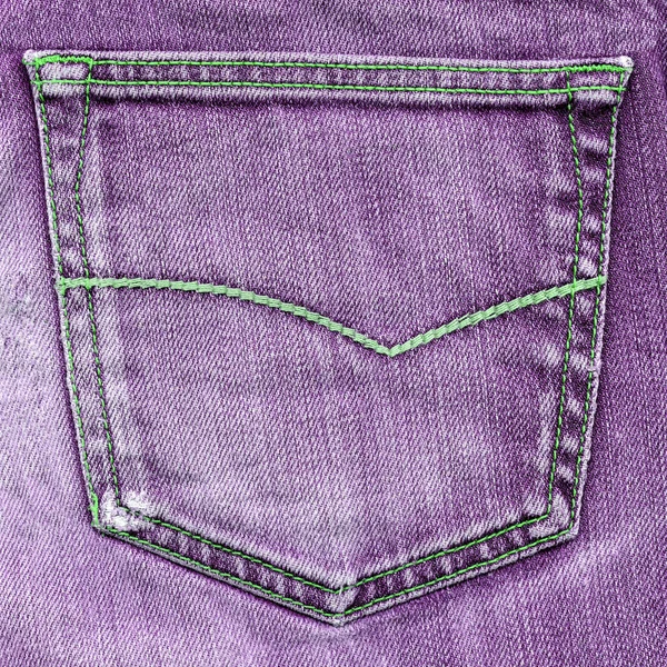 Bolsillo violeta jeans primer plano sobre fondo violeta jeans —  Fotos de Stock