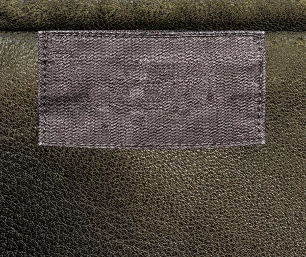 Bruin leder texture, lege textiel tag — Stockfoto