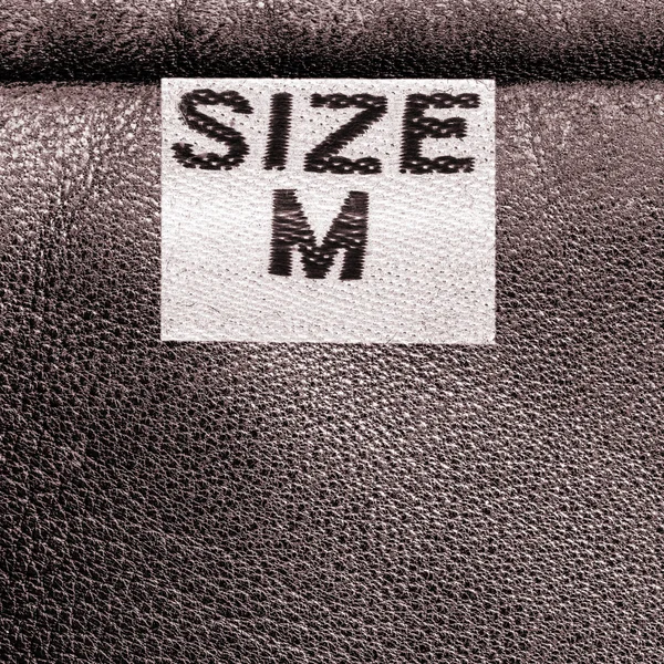 Textura de couro marrom, etiqueta têxtil, tamanho — Fotografia de Stock