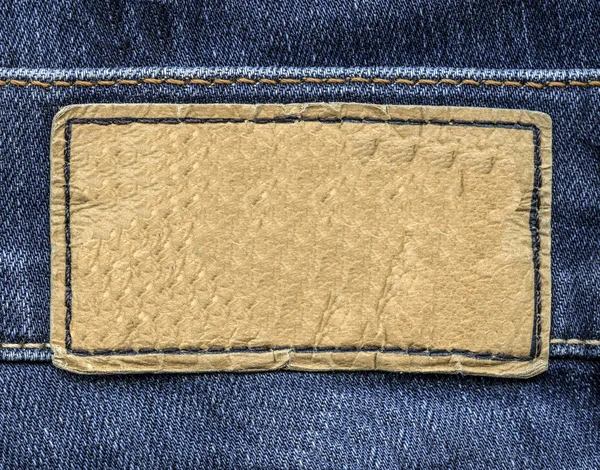 Étiquette en cuir beige sur fond de jeans — Photo