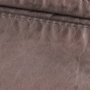 kahverengi deri doku dikiş ile dekore edilmiştir.