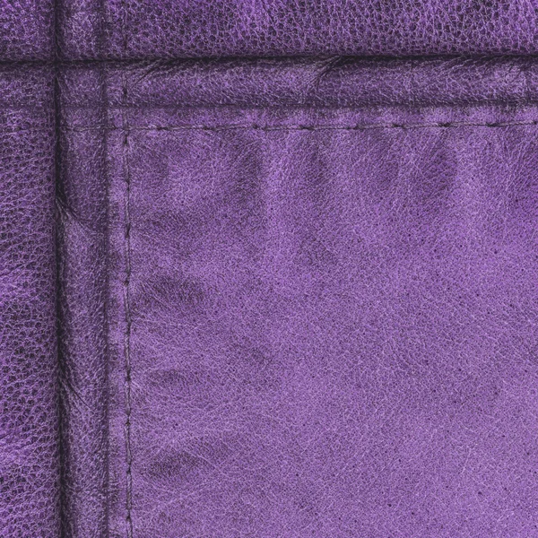 Textura de couro violeta decorado com duas costuras — Fotografia de Stock