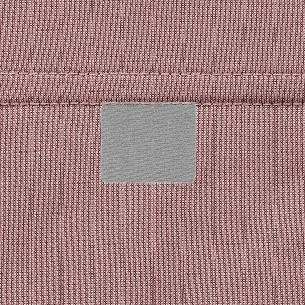 Kırmızı-kahverengi kumaş arka plan gri tekstil etiket — Stok fotoğraf