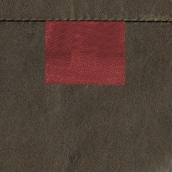 茶色の革の背景に赤い繊維が空白タグ — ストック写真