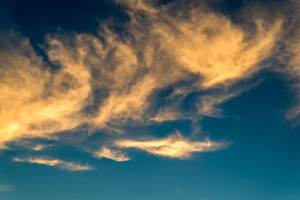 Nuvens em um céu azul — Fotografia de Stock