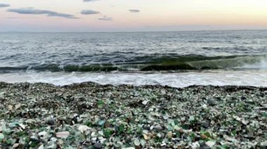 Japon Denizi kıyıdaki deniz camlarını yavaş çekimde yıkıyor.