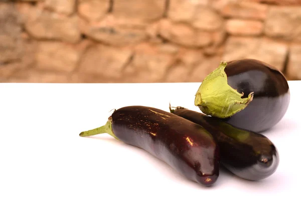 Aubergines di depan pada latar belakang putih — Stok Foto