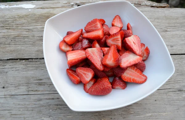 Fraises dans un bol blanc — Photo