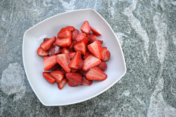 Erdbeeren in weißer Schüssel — Stockfoto