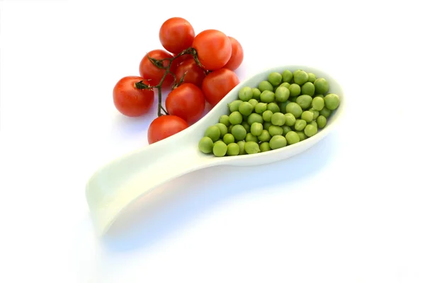 Fresh peas with tomatoes — Stock Photo, Image