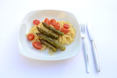 Yeşil kuşkonmaz ve domates ile makarna