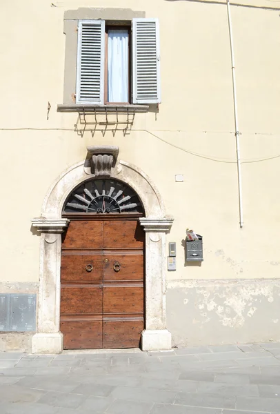 Dörr och fönster i ett hus i Italien — Stockfoto