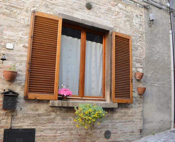 Ventana italiana en casa de piedra . —  Fotos de Stock