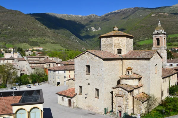 Pueblo de montaña con iglesia en Italia Imagen de archivo